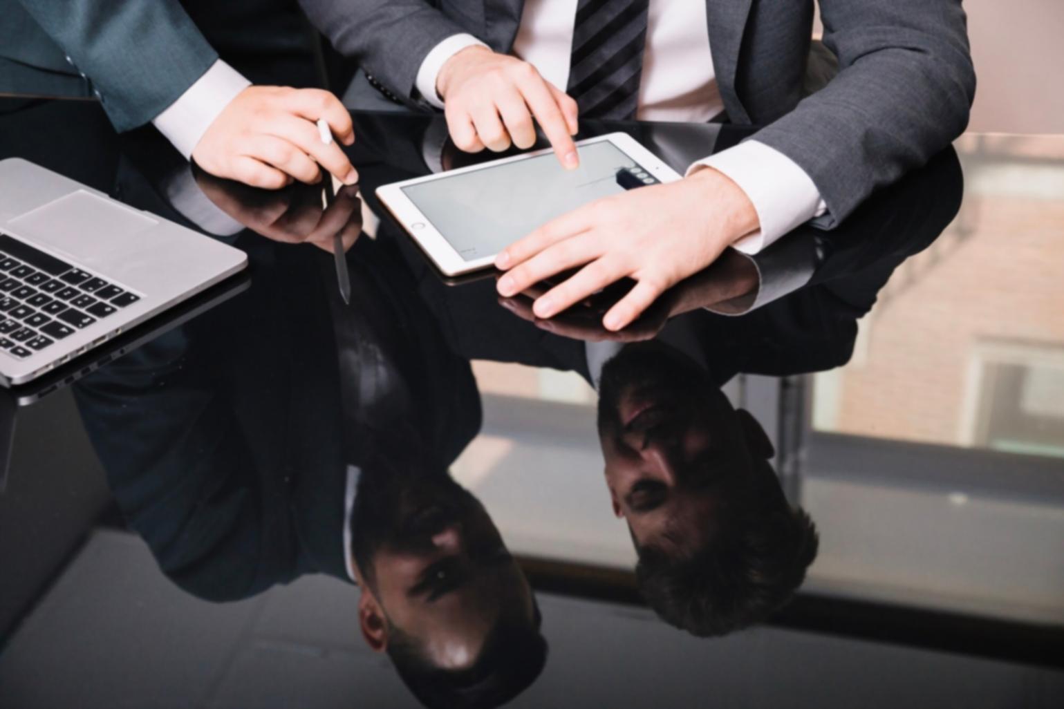 Moderner Arbeitsplatz mit Finanzanalyse-Software auf dem Bildschirm